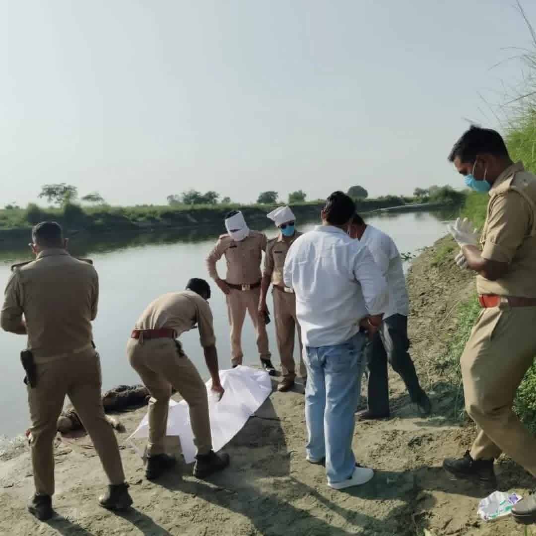 काली नदी के तट पर एटा सीमा के पास मिला अज्ञात महिला का शव