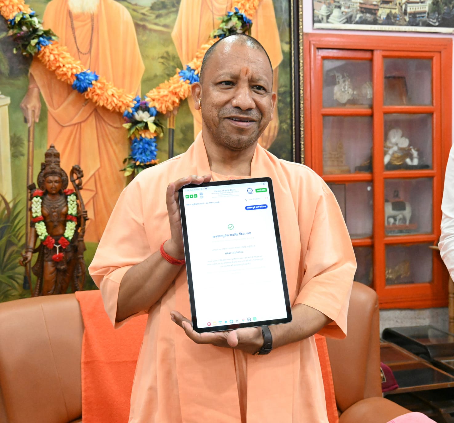 मुख्यमंत्री योगी आदित्यनाथ ने भरा डिजिटल स्वगणना प्रपत्र