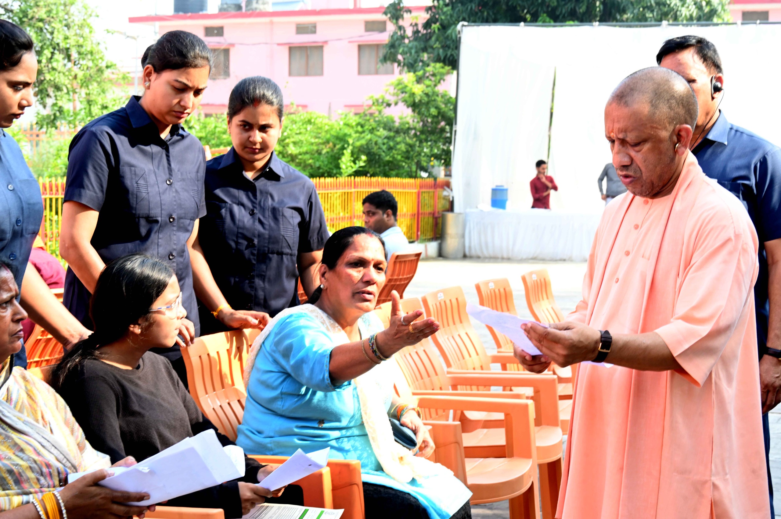 सबकी समस्या का निराकरण सरकार की प्रतिबद्धता: सीएम योगी
