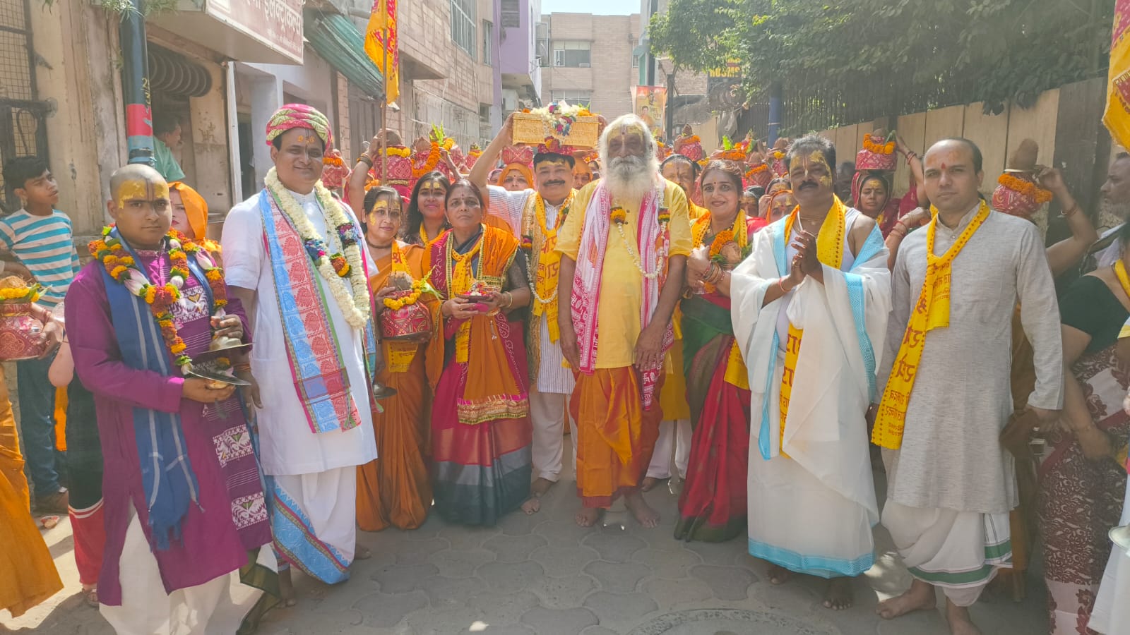 वृंदावन में पुरुषोत्तम मास महामहोत्सव का भव्य शंखनाद, कलश यात्रा में बांके बिहारी लाल के जयकारों से गूंजा परिक्रमा मार्ग