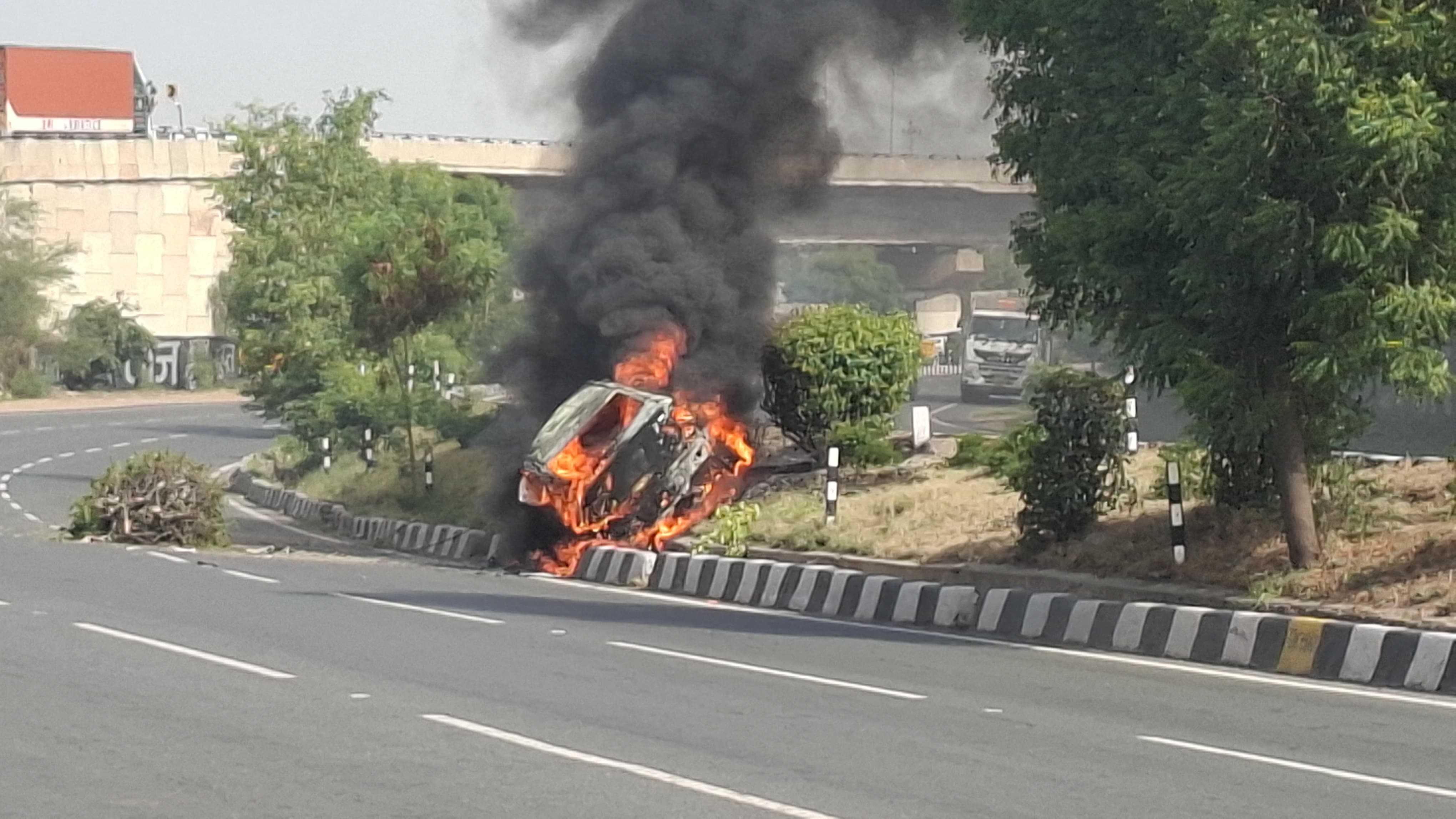हाईवे पर ट्रक ने कार को मारी टक्कर, पलभर में बनी आग का गोला, शीशा टूटने से बची दो लोगों की जान