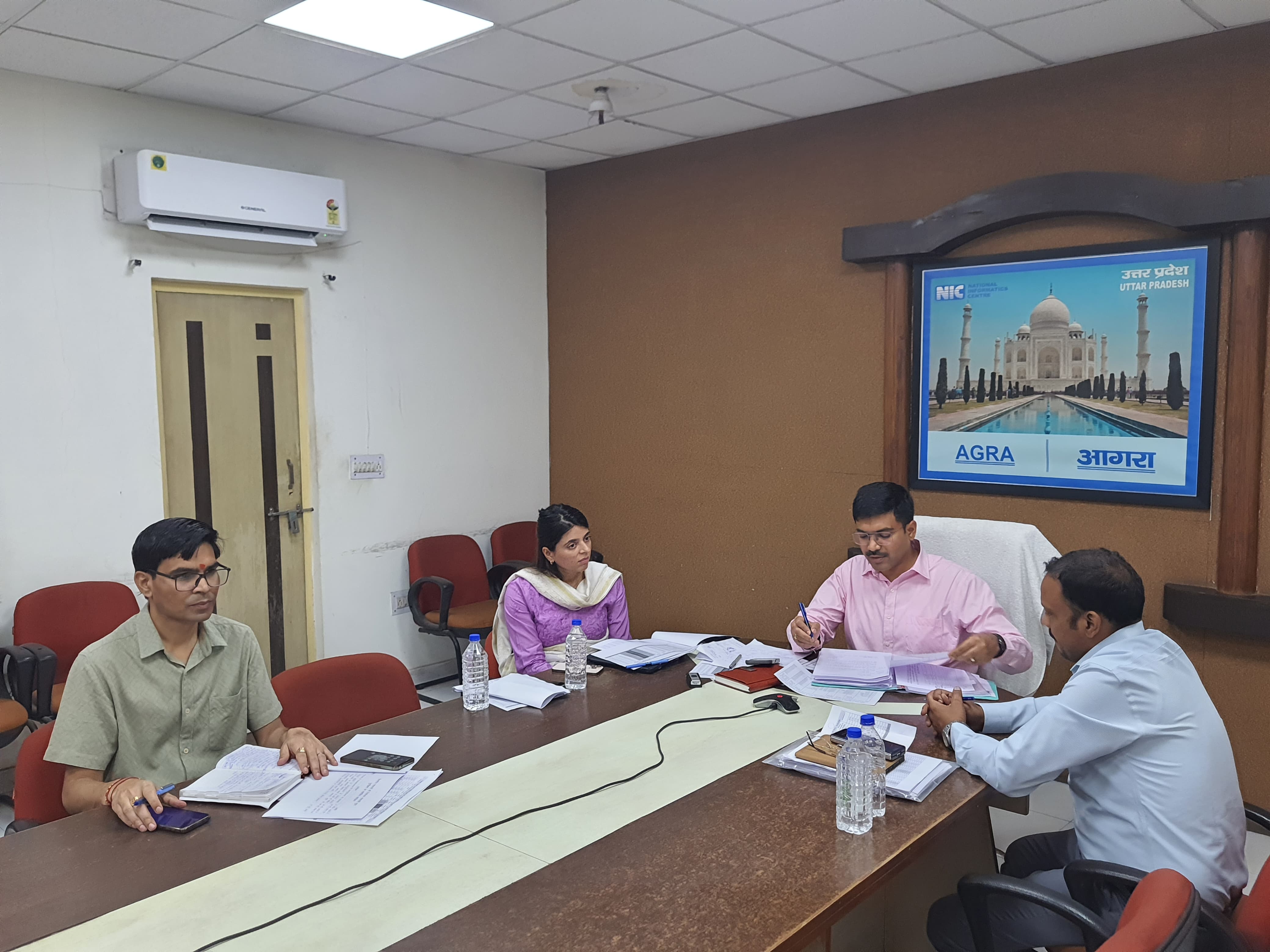 जिला निर्वाचन अधिकारी मनीष बंसल की अध्यक्षता में एनआईसी सभागार में त्रिस्तरीय पंचायत निर्वाचक नामावली बृहद पुनरीक्षण के संबंध में समीक्षा बैठक संपन्न