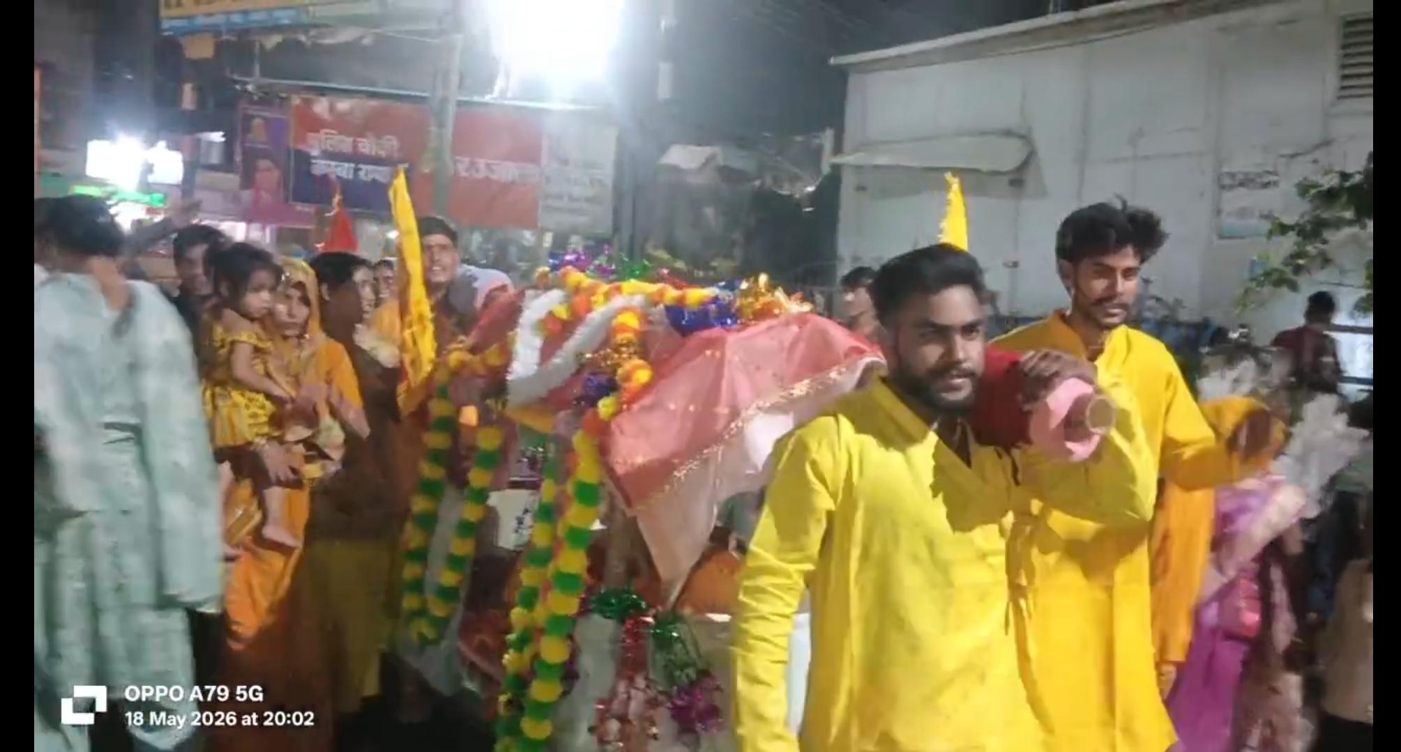 90 वर्ष की दादी को नाती-बेटों ने पालकी में कराई ब्रज चौरासी कोस यात्रा