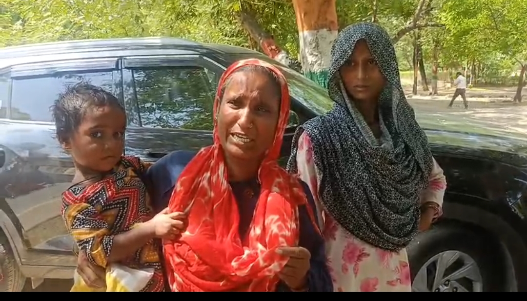 छेड़छाड़ के विरोध में हुए हमले के बाद पीड़ित परिवार पहुंचा एसपी दफ्तर, कार्रवाई की लगाई गुहार