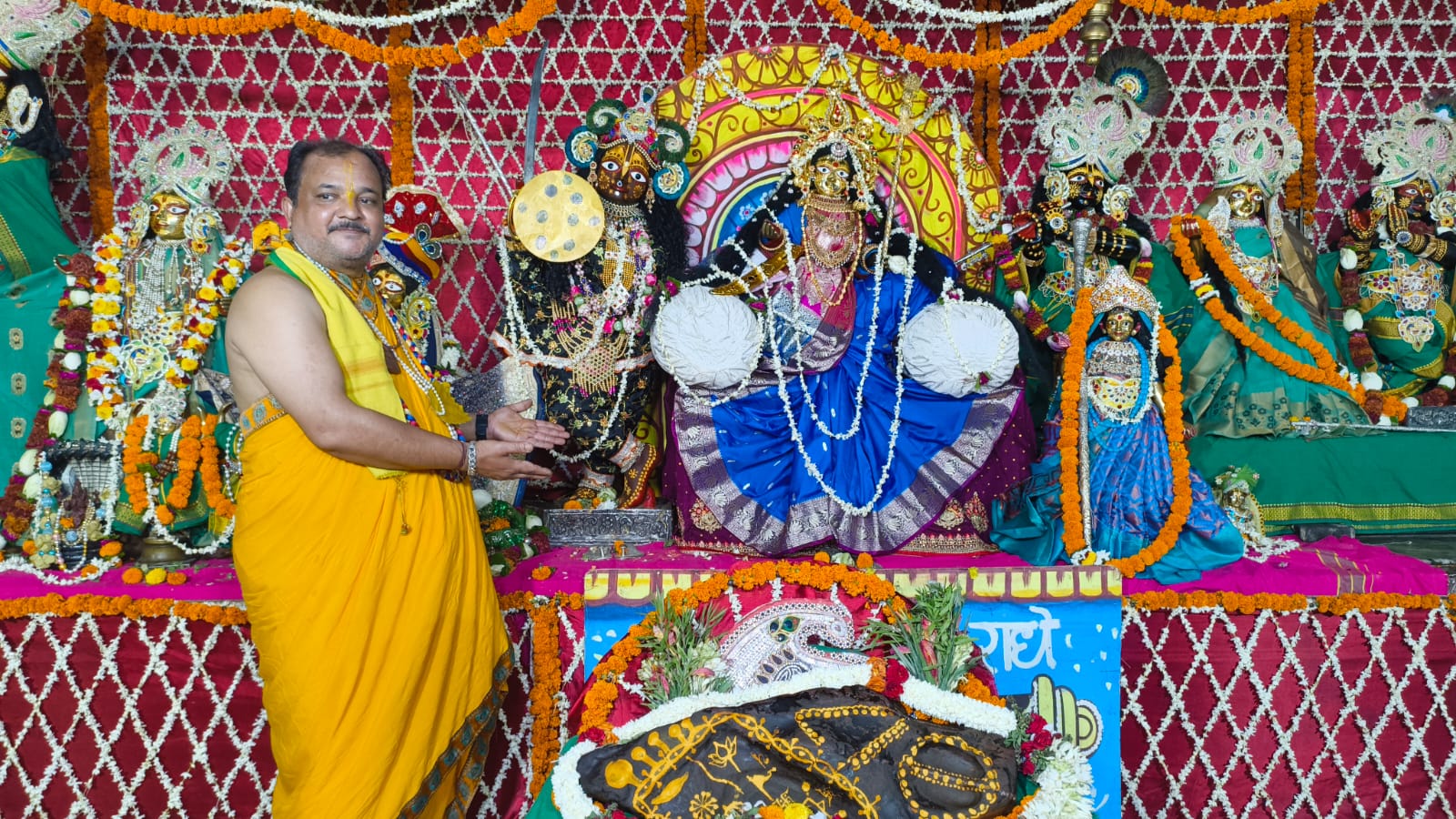 वृंदावन के ठाकुर राधा दामोदर मंदिर में उमड़ा भक्तों का सैलाब, 'राई राजा' भेष में प्रभु ने दिए अलौकिक दर्शन