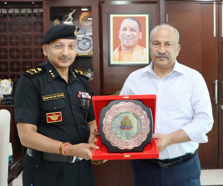 पुलिस महानिदेशक उ0प्र0 से पुलिस महानिरीक्षक (मुख्यालय), राष्ट्रीय सुरक्षा गार्ड द्वारा की गयी शिष्टाचार भेंट