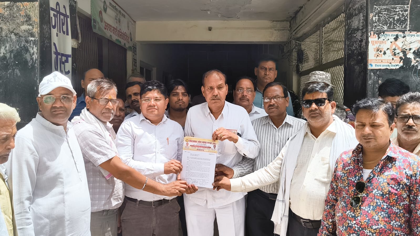 महिलाओं ने नगर आयुक्त से लगाई गुहार, पानी-सफाई व स्ट्रीट लाइट की समस्याओं के समाधान की मांग