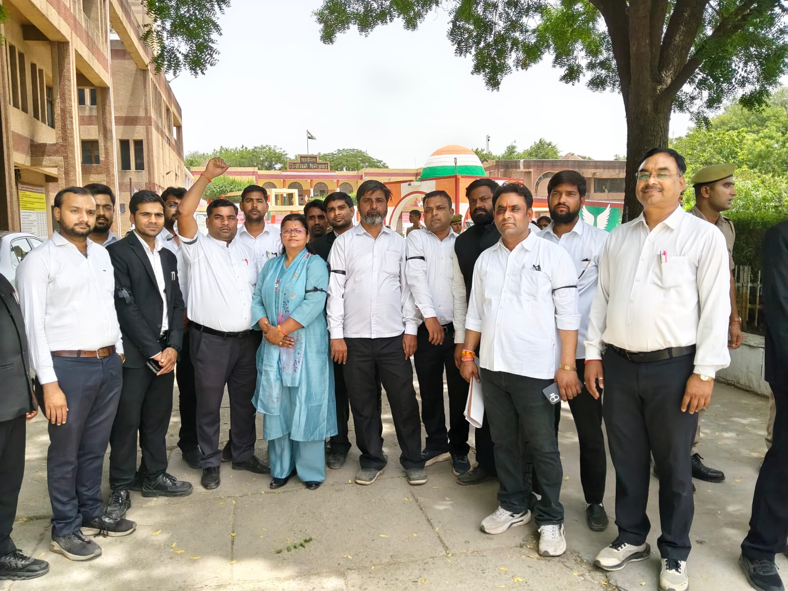 लखनऊ घटना के विरोध में अधिवक्ताओं का प्रदर्शन, मुख्यमंत्री के नाम सौंपा ज्ञापन