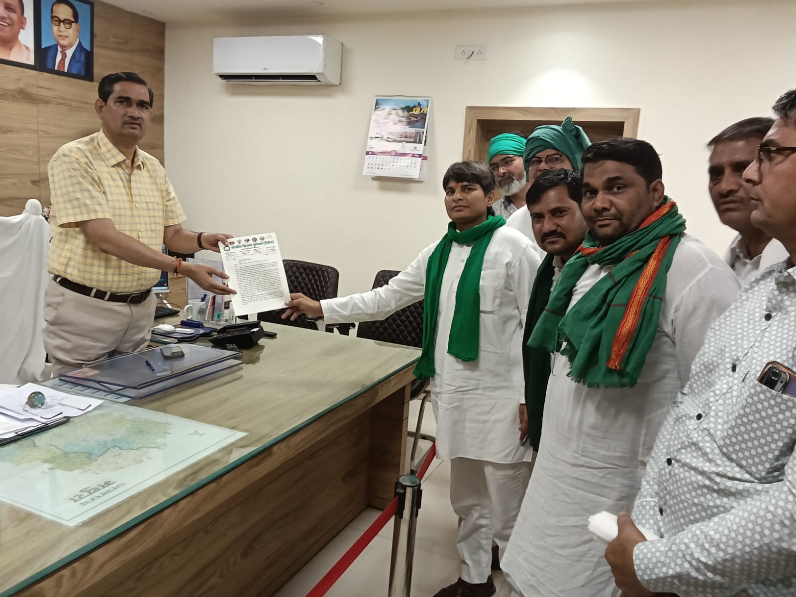 भारतीय किसान यूनियन टिकैत ने जिला अधिकारी को सौंपा ज्ञापन