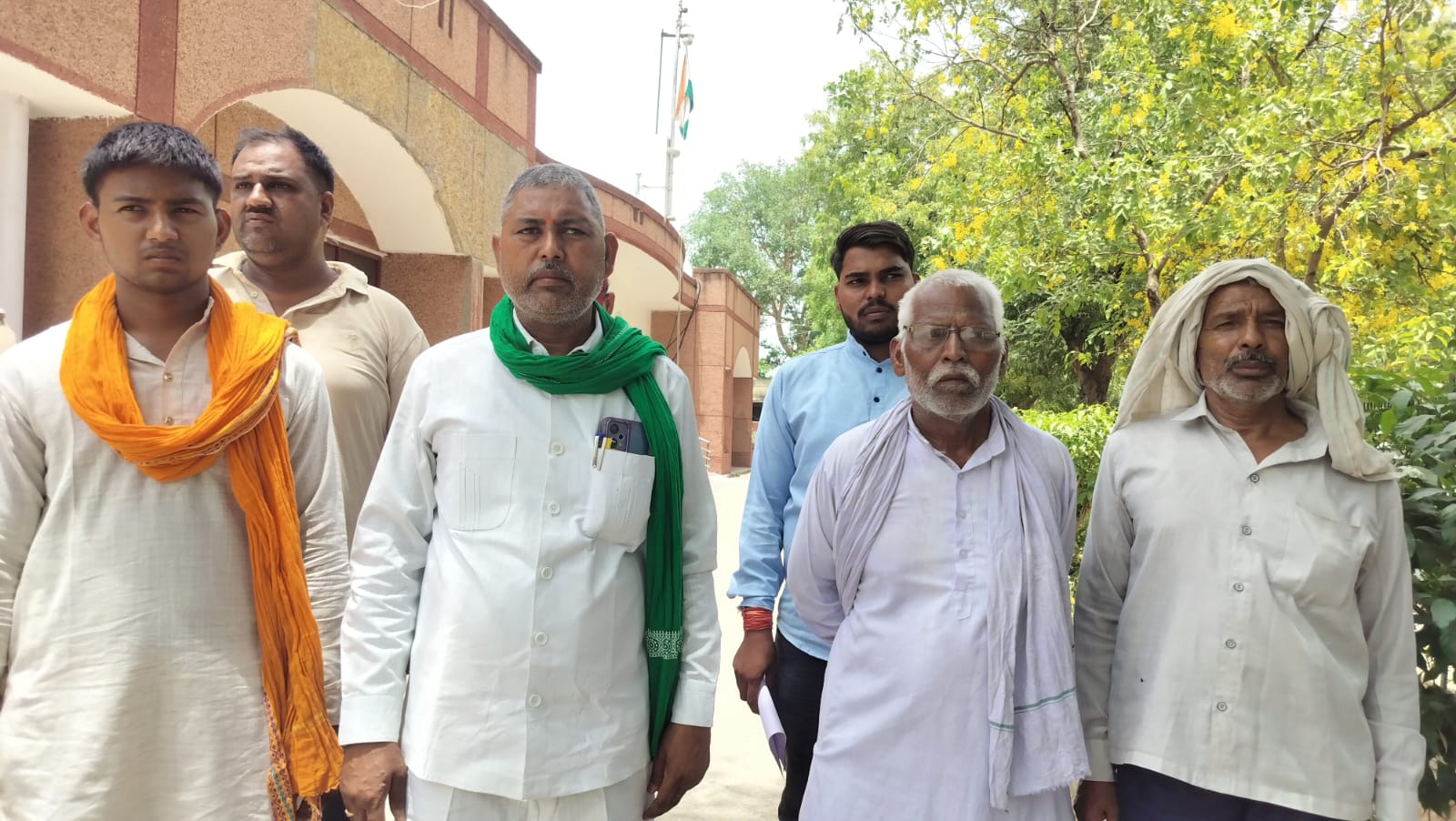 एसडीएम के पेशकार की जिलाधिकारी से शिकायत