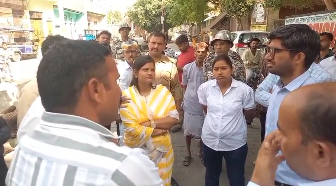 महापौर व नगर आयुक्त का तीन वार्डों में औचक निरीक्षण, पानी संकट और गेल गैस के गड्ढों पर सख्त नाराजगी