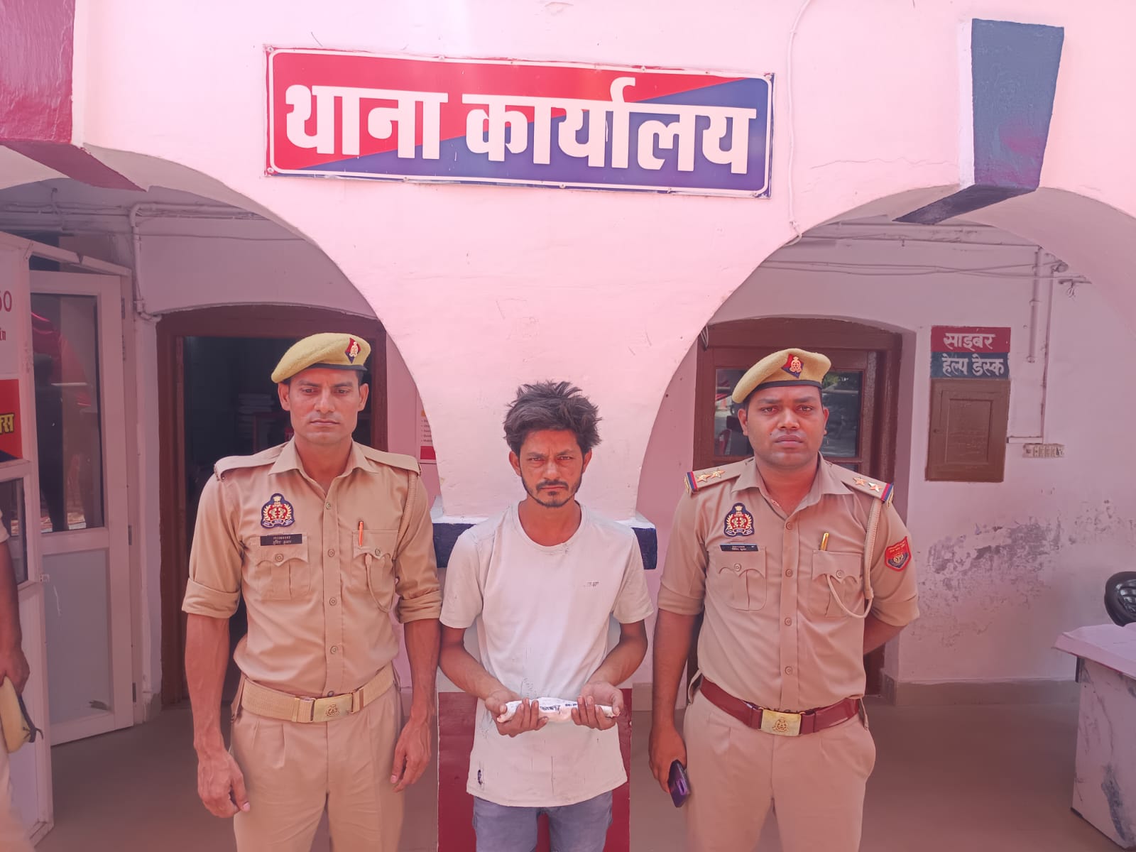 थाना टूण्डला पुलिस टीम अभियुक्त अमन अवैध असलहा सहित गिरफ्तार