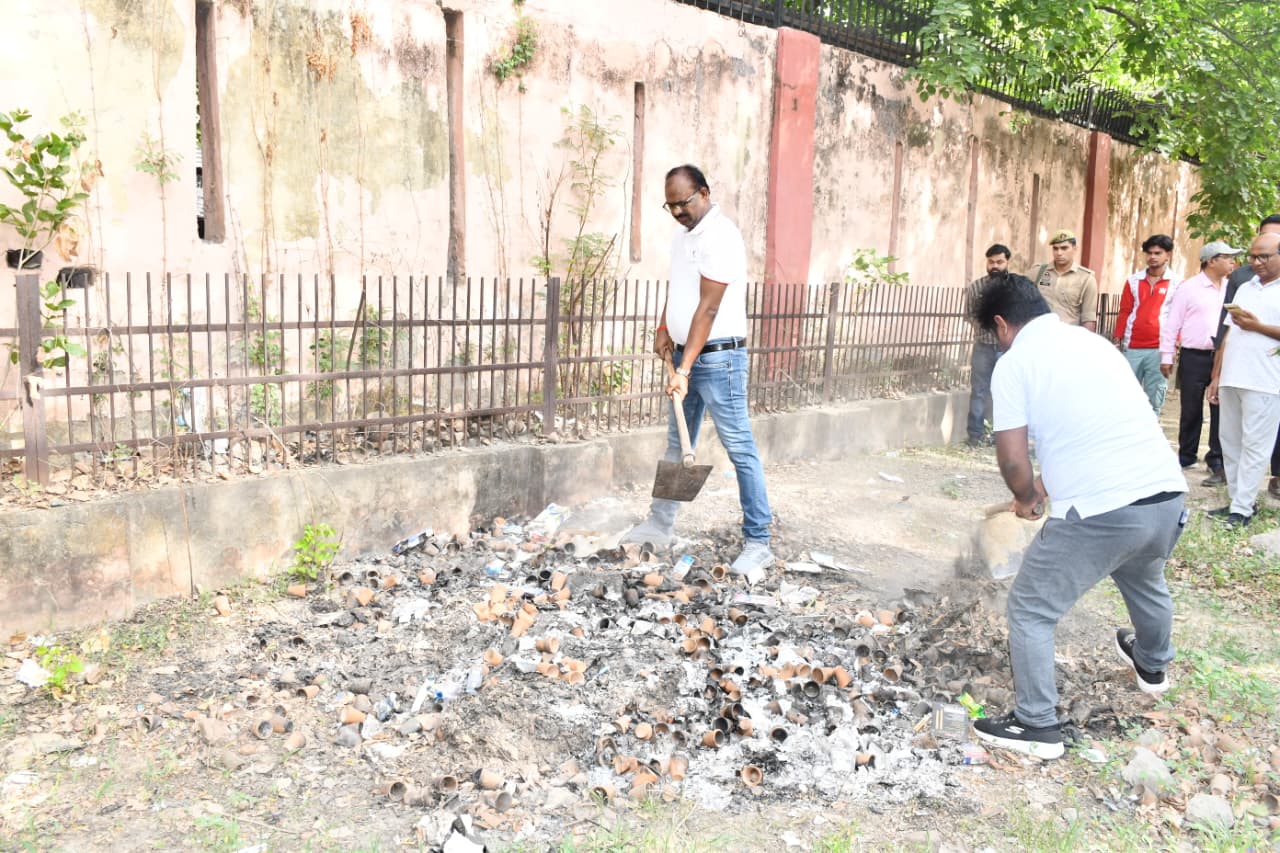 कलेक्ट्रेट और जनपद के समस्त सरकारी कार्यालयों में स्वच्छता को संस्कार बनाने की अनूठी मुहिम