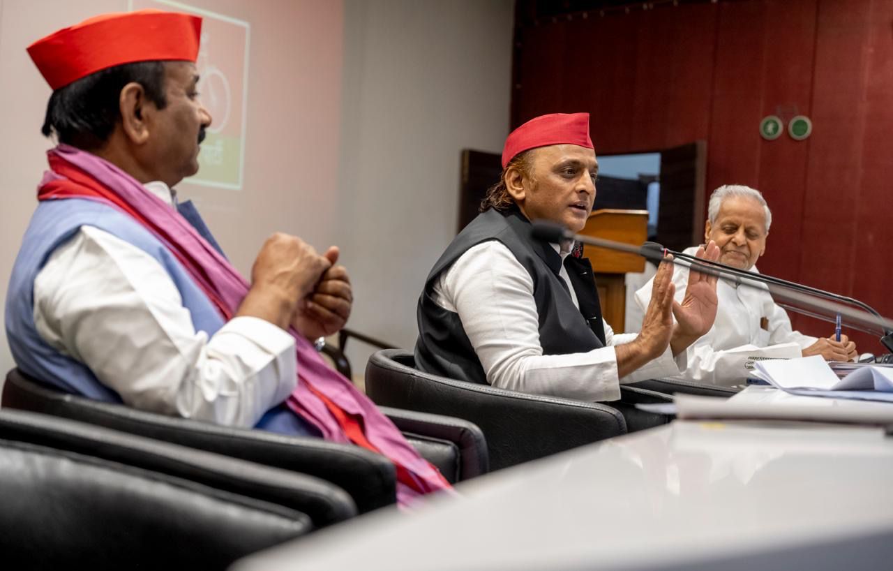 वकील कह रहे हैं कि भाजपा नेताओं के घर और दुकानों के नक्शे भी और कागज भी मांग लिए जाए तो वह भी चेक हो जाएंगे: अखिलेश यादव