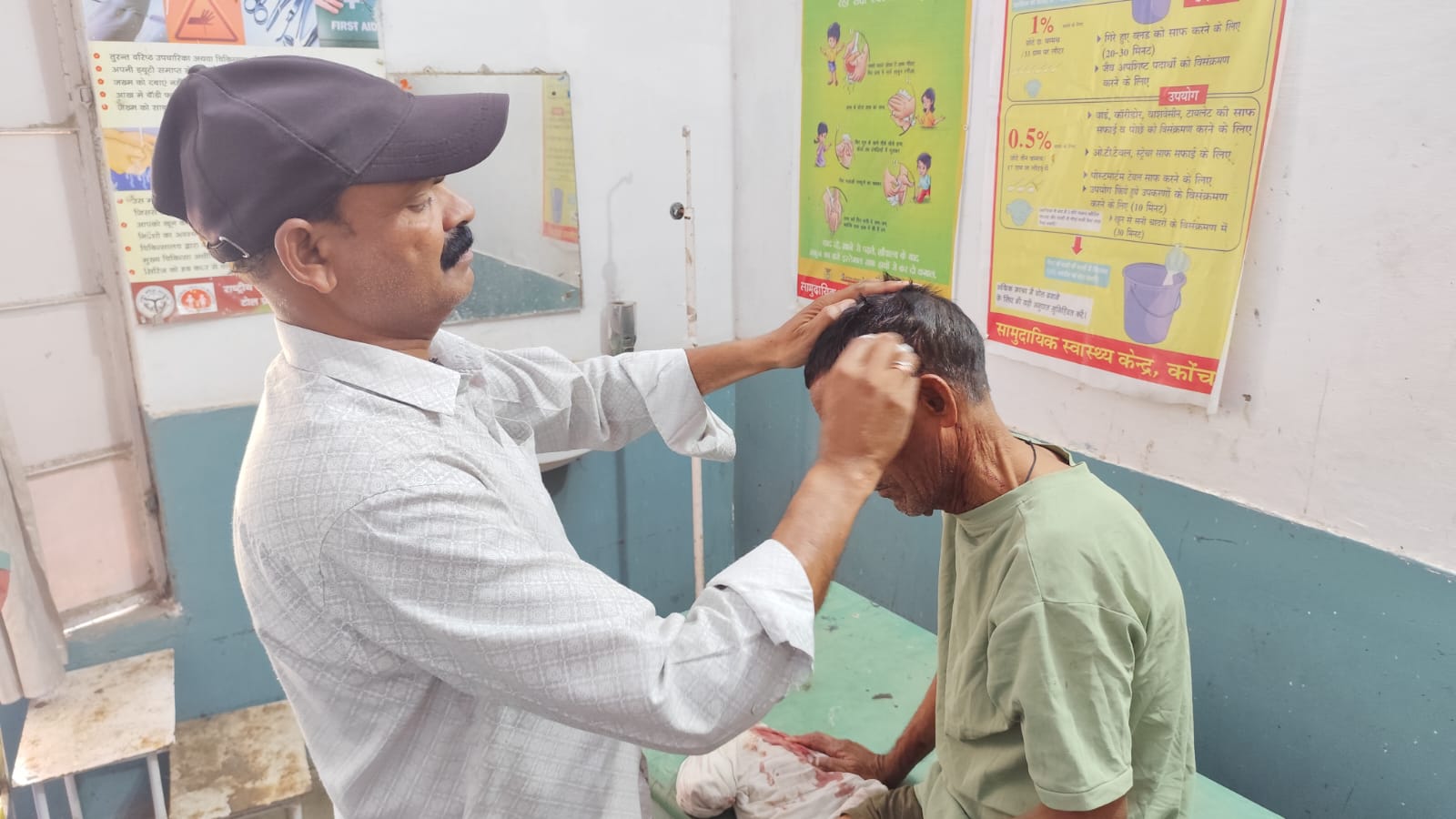 घर के बाहर बैठे व्यक्ति के सिर पर हमला करके किया घायल