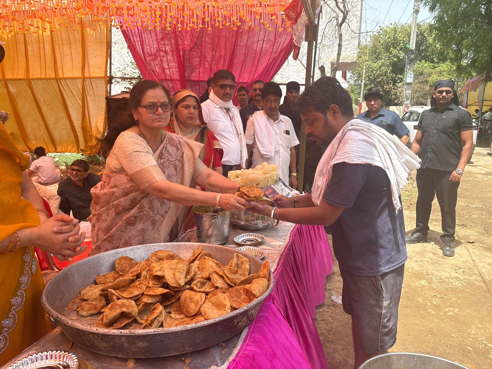 अधिक मास में श्रद्धालुओं की सेवा हेतु शिविर का शुभारंभ