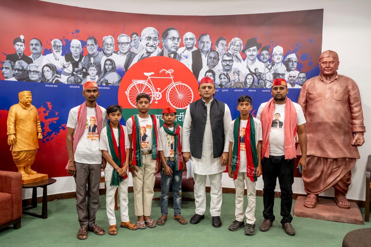 बहराइच से आए छात्रों से अखिलेश यादव ने की मुलाकात