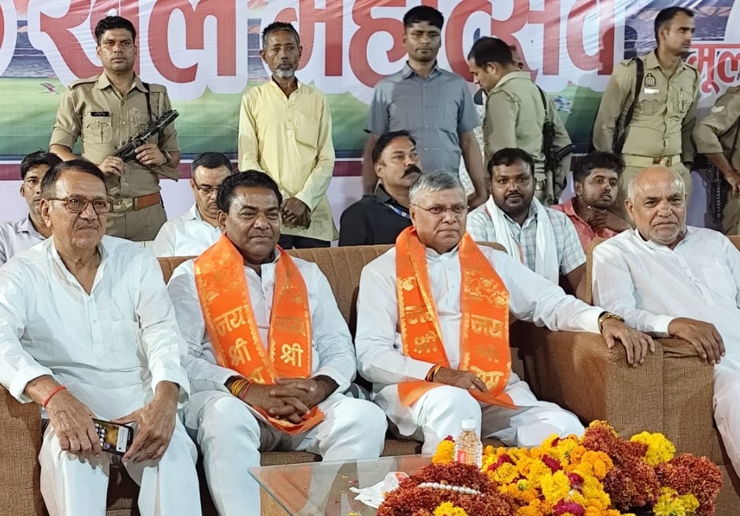 माधौगढ़ प्रीमियम लीग में मैच के दौरान चोको छक्कों पर दर्शोको ने तालिया बजाकर खिलाड़ियों का किया उत्साह वर्धन गांवों में खेल महोत्सव से उभर रही नई प्रतिभाएं: धर्मवीर प्रजापति, राज्यमंत्री
