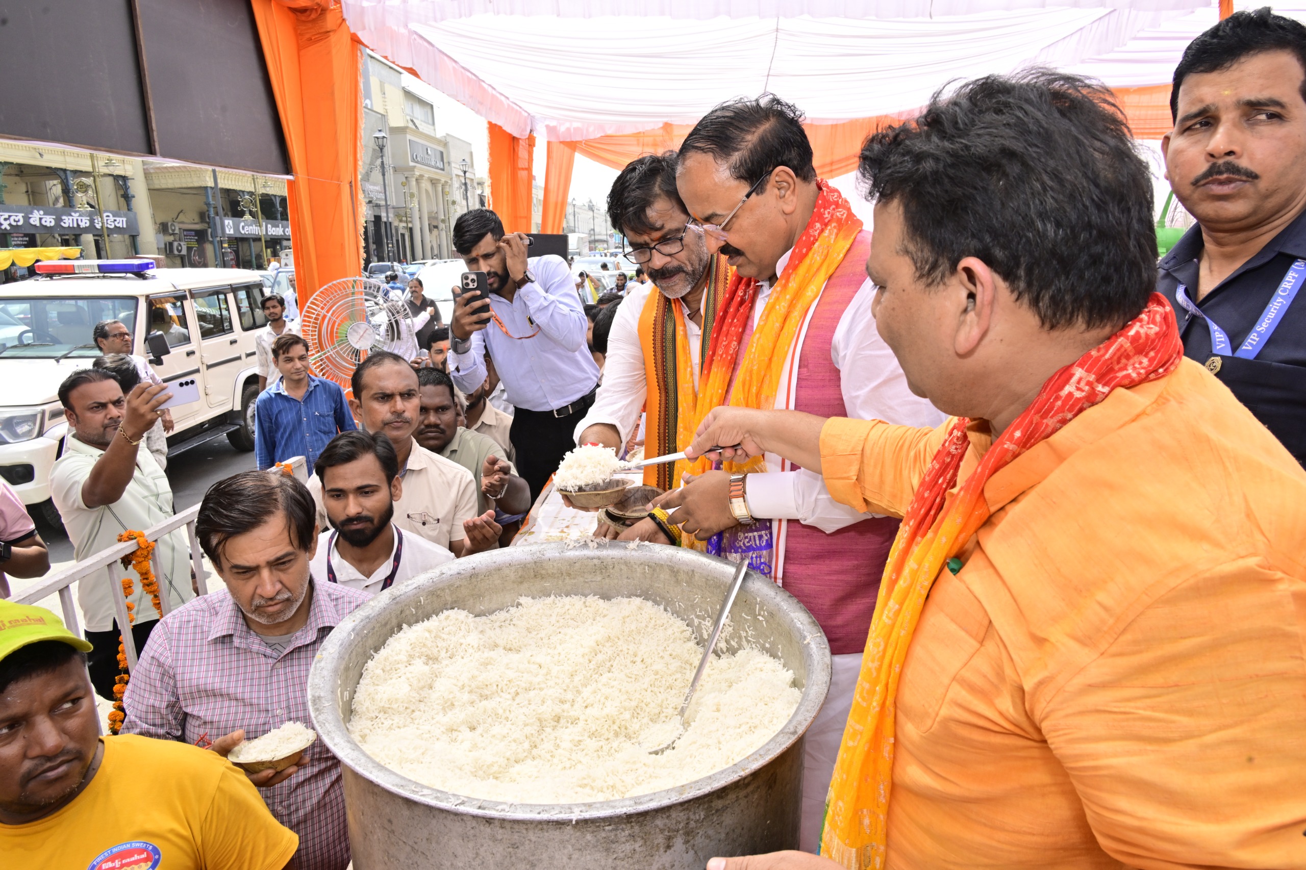 बड़े मंगल पर उप मुख्यमंत्री केशव प्रसाद मौर्य ने दक्षिणमुखी हनुमान मंदिर  निकट आयोजित भण्डारे मे श्रद्धालुओं को वितरित किया प्रसाद