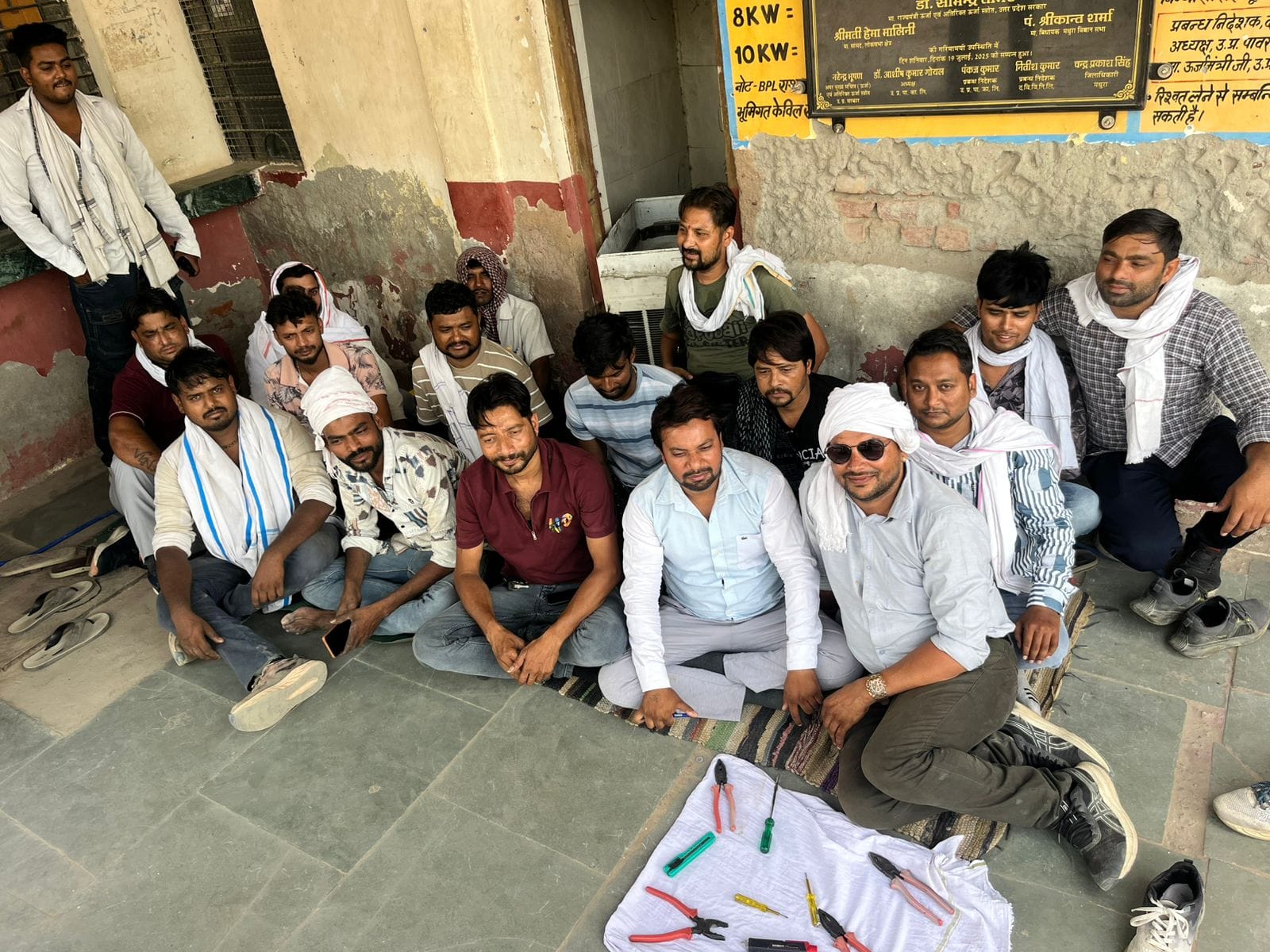 बिजलीघर के कंट्रोल रूम में भाजपा पार्षद द्वारा की गई अभद्रता से विद्युत कर्मियों में आक्रोश, संविदा कर्मियों ने की  कार्य के बहिष्कार की घोषणा