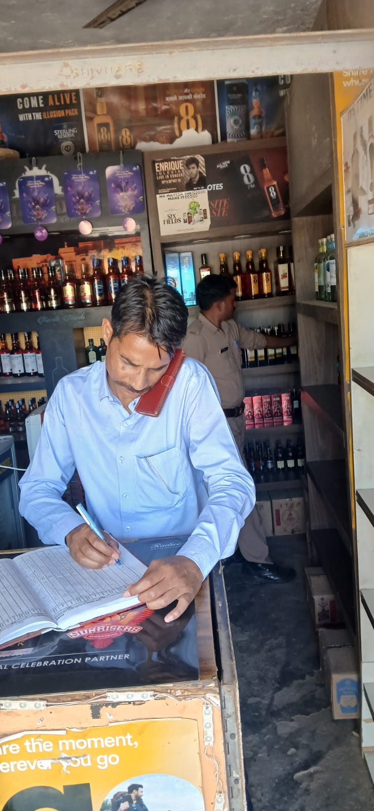 आबकारी विभाग की सख्ती, सिरसागंज क्षेत्र की शराब दुकानों का किया निरीक्षण