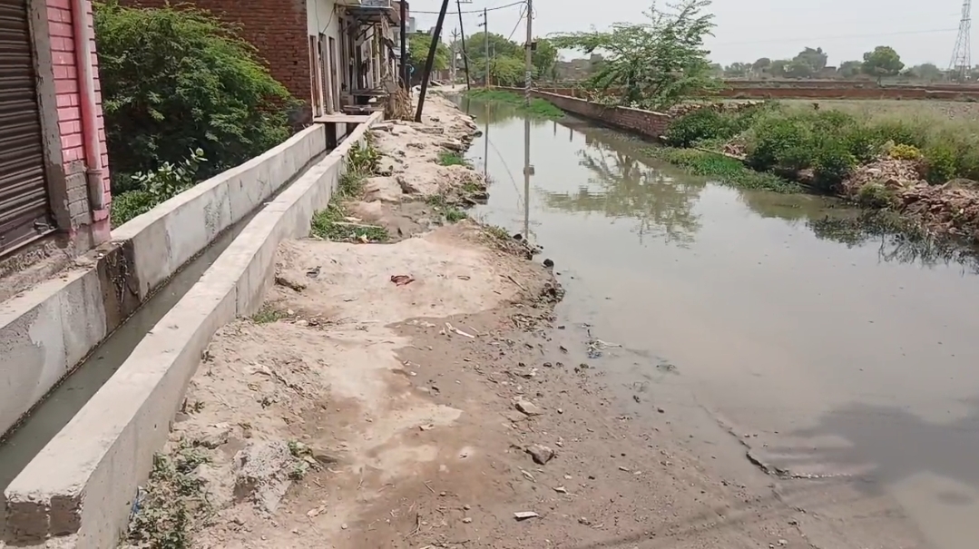 37 लाख का नाला बना मुसीबत, सड़क बनी ‘स्विमिंग पूल’; वार्ड 10 में जलभराव से लोग परेशान