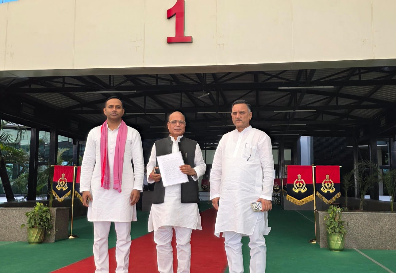 पुलिसिया उत्पीड़न के खिलाफ डीजीपी से मिला समाजवादी पार्टी का प्रतिनिधिमंडल