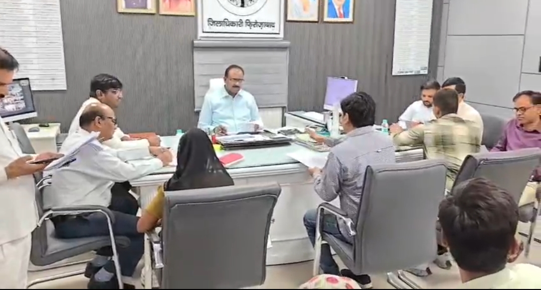जनसुनवाई में जिलाधिकारी संतोष कुमार शर्मा ने सुनीं फरियादें, त्वरित निस्तारण के दिए निर्देश