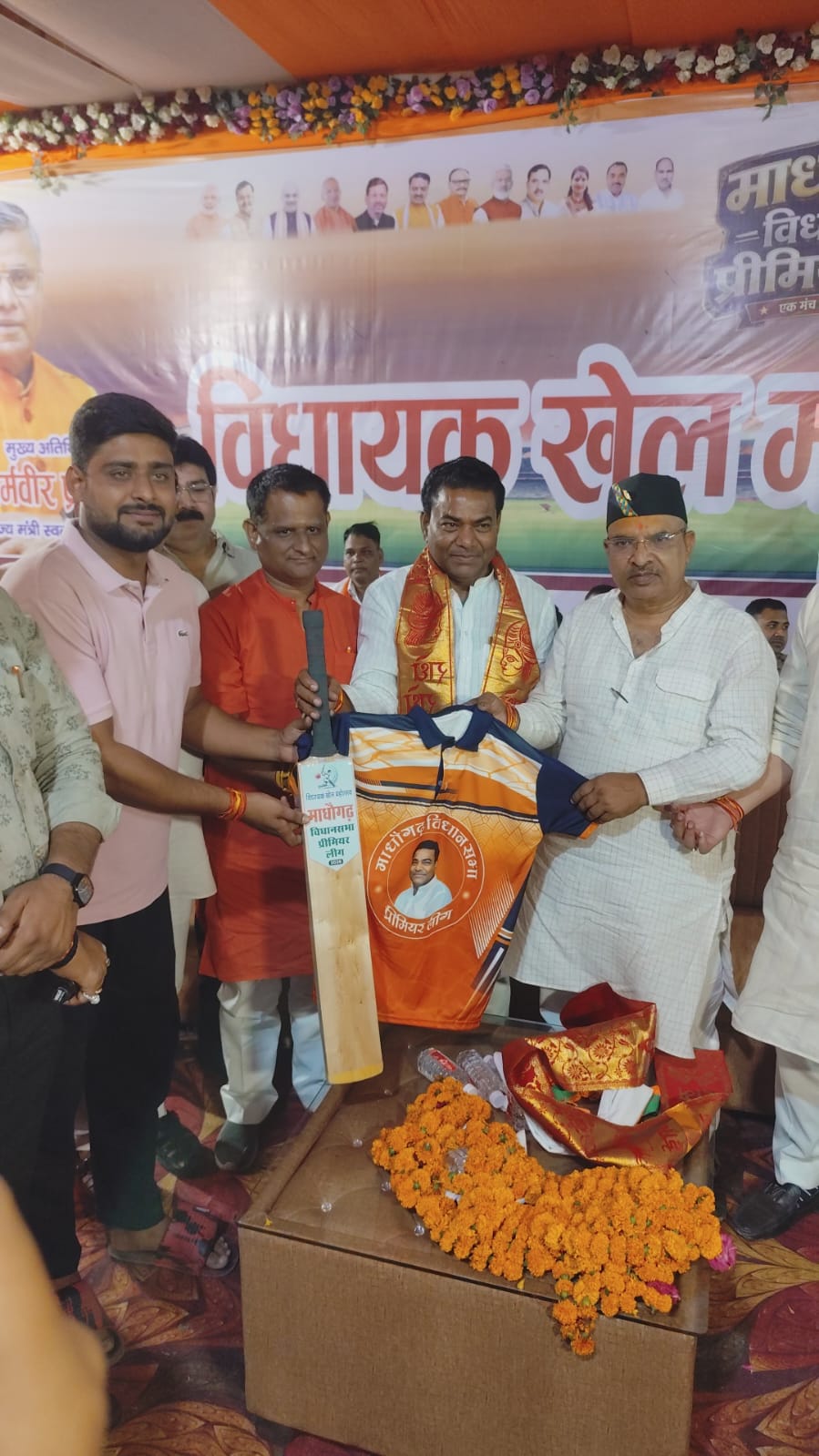 माधौगढ़ प्रीमियम लीग:दूधिया रोशनी में खेले गए मैचों में खिलाड़ियों के बल्ले और गेंद से शानदार प्रदर्शन पर मौजूद हजारों दर्शक रोमांचित