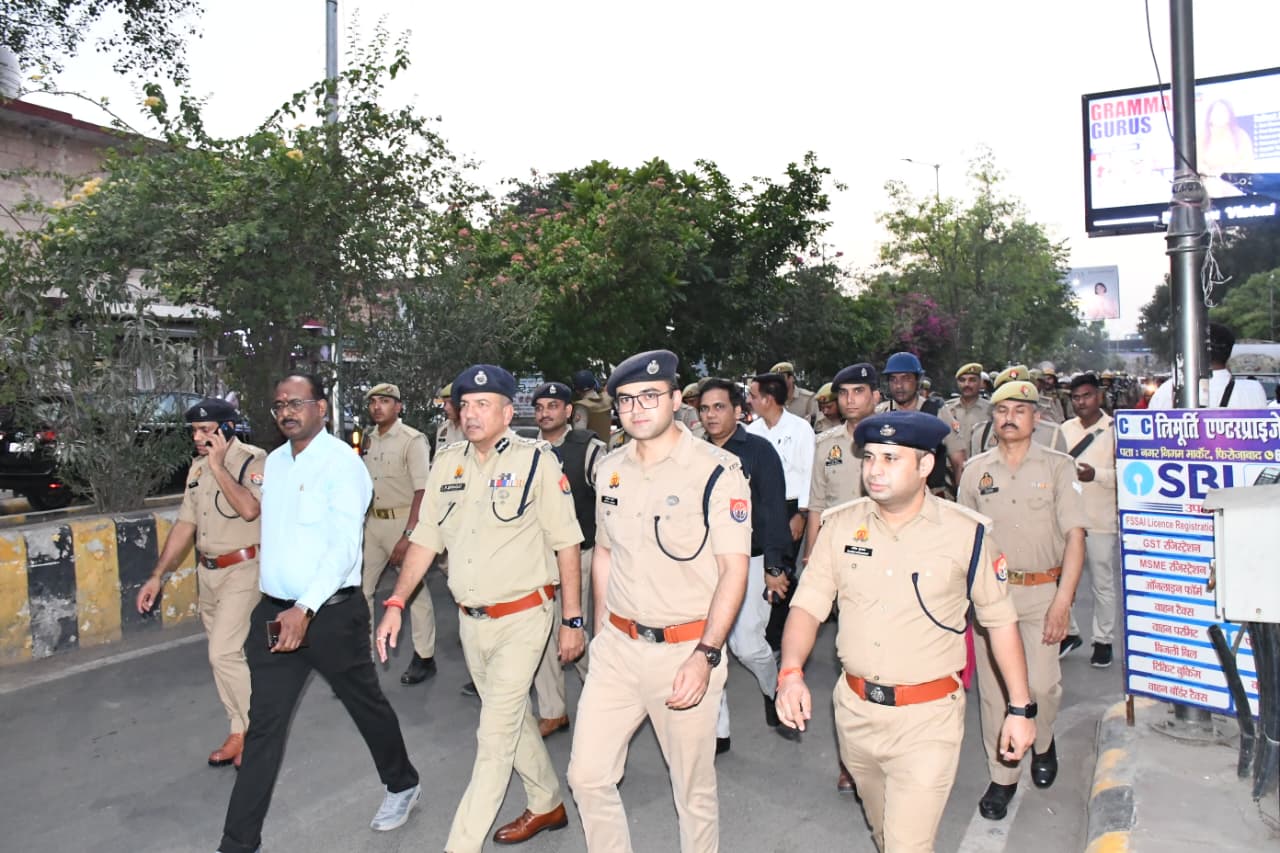 अपर पुलिस महानिदेशक आगरा जोन ने किया पैदल मार्च, सुरक्षा व्यवस्था का लिया जायजा