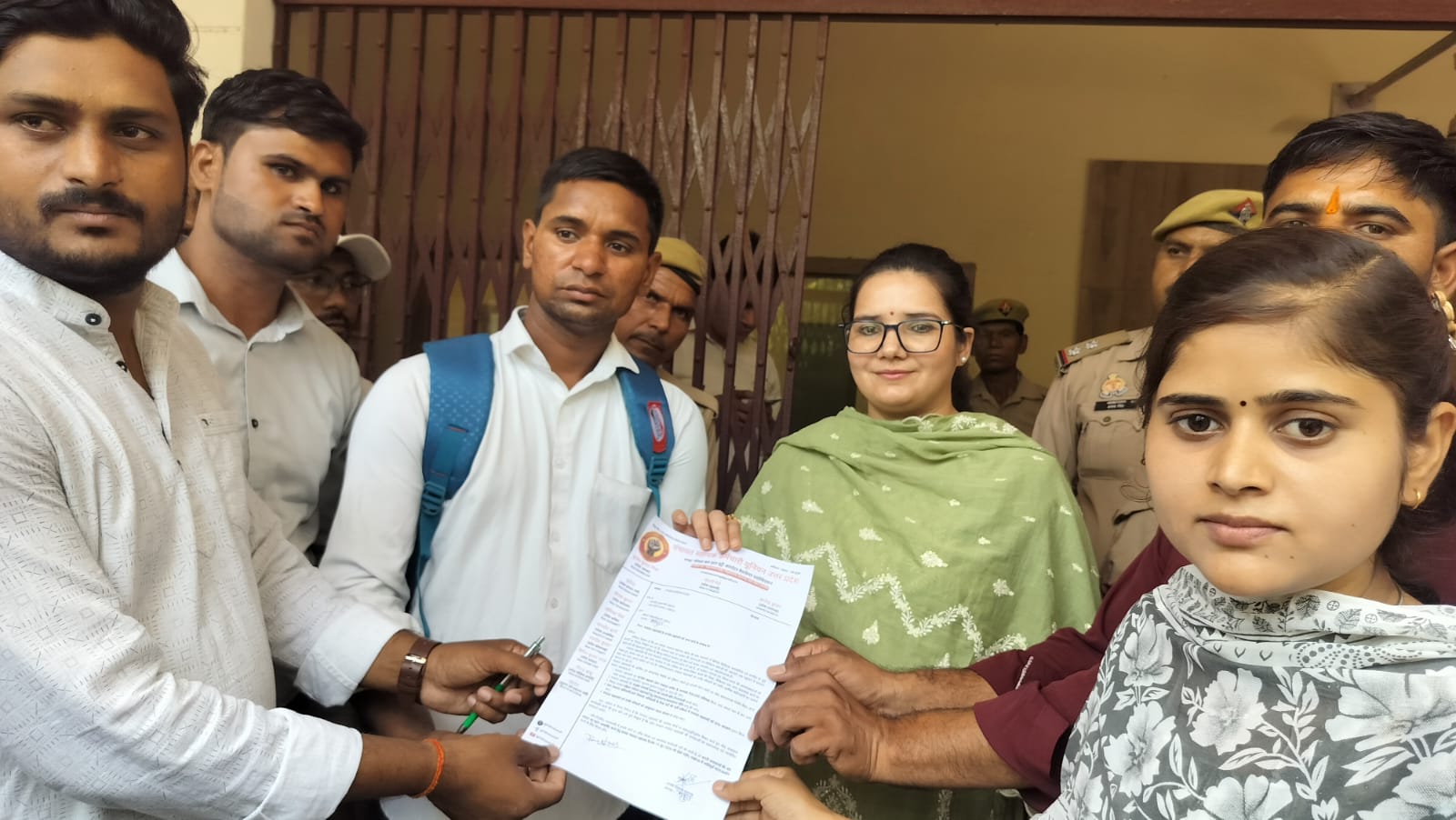 अपनी विभिन्न मांगों को लेकर ग्राम पंचायत सहायकों ने सौंपा ज्ञापन
