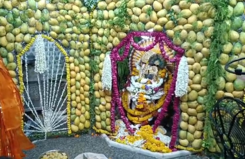 हरियाली छटा के बीच बिराजे गिर्राज प्रभु लाखों लोगों ने लगाई परिक्रमा
