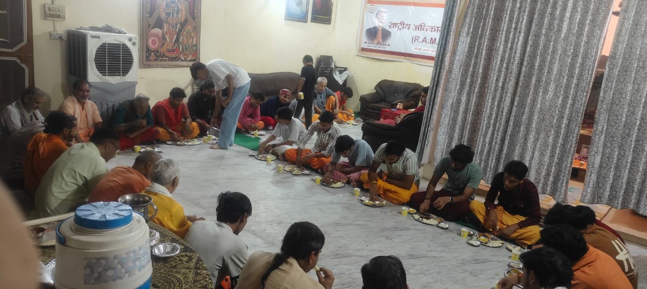 पुरुषोत्तम मास में साधु-ब्राह्मण सेवा का महायज्ञ, हरिदास धाम में निरंतर भोजन सेवा