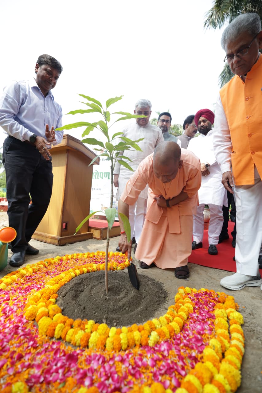 सीएम योगी ने अपने आवास पर लगाया ‘एक पेड़ मां के नाम’
