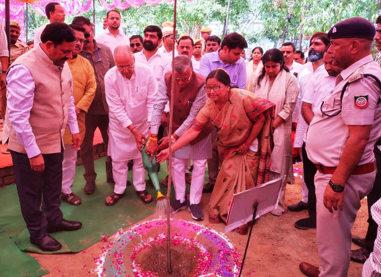 धर्मवीर प्रजापति ने विश्व पर्यावरण दिवस के अवसर पर कलैक्ट्रेट के तिकोनिया पार्क में पौधा रोपित