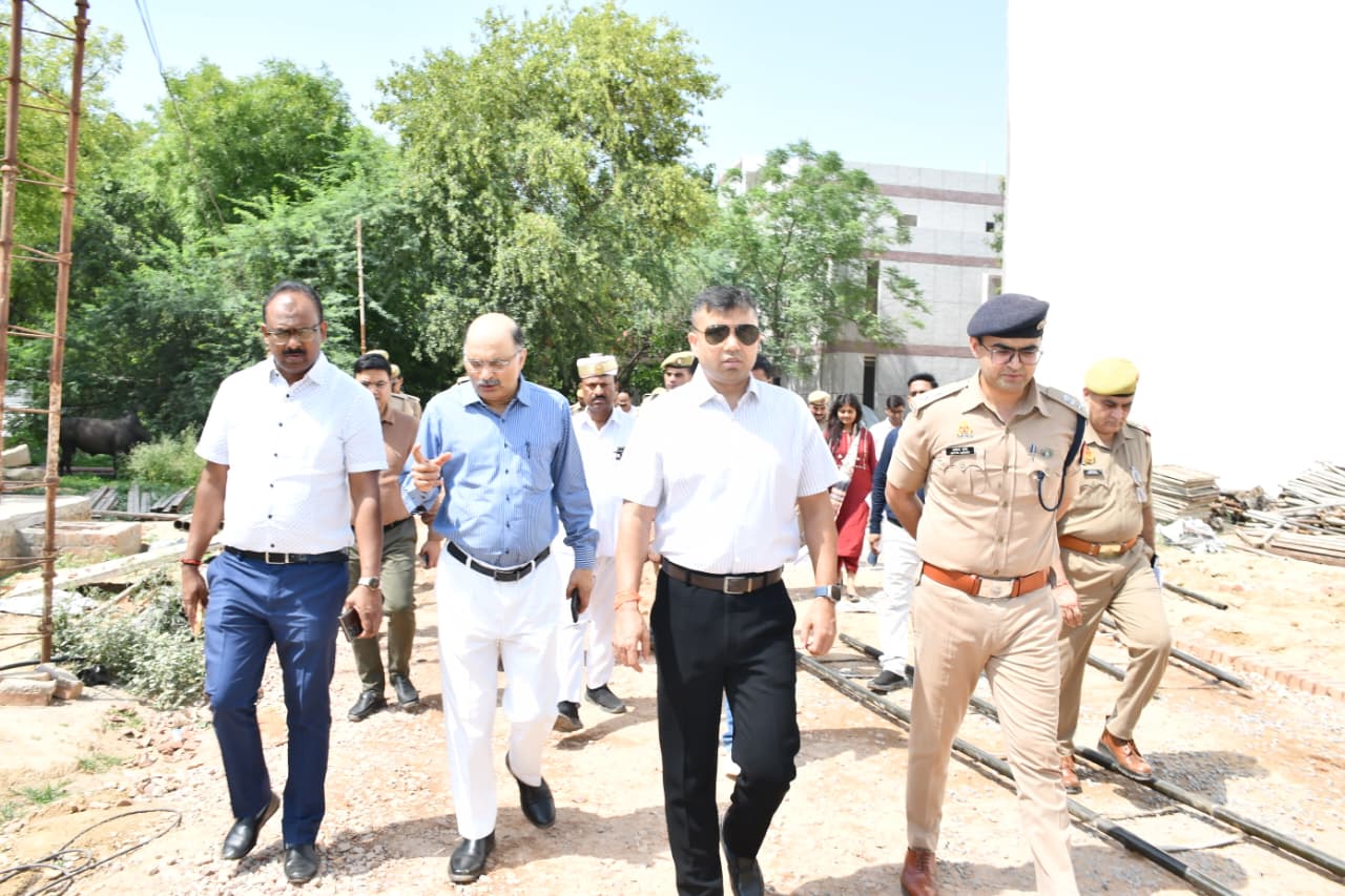 कलेक्ट्रेट परिसर में निर्माणाधीन पर्यटन ऑडिटोरियम व ग्लास म्यूजियम का अधिकारियों ने किया निरीक्षण