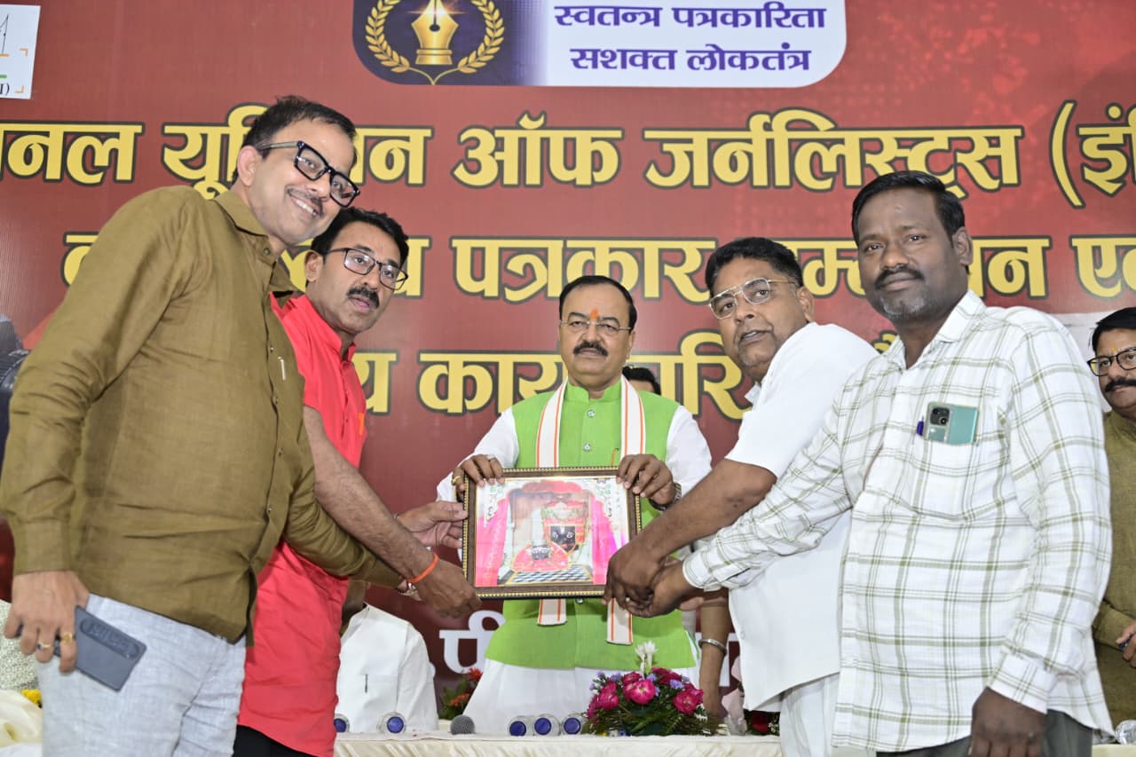 लोकतंत्र की जीवनरेखा है पत्रकारिता: केशव प्रसाद मौर्य