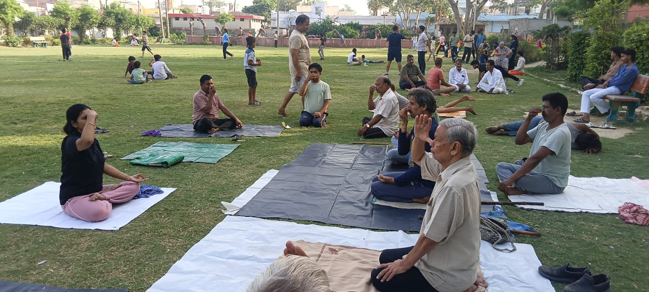 गांधी पार्क में बच्चों और बुजुर्गों ने किया योगाभ्यास