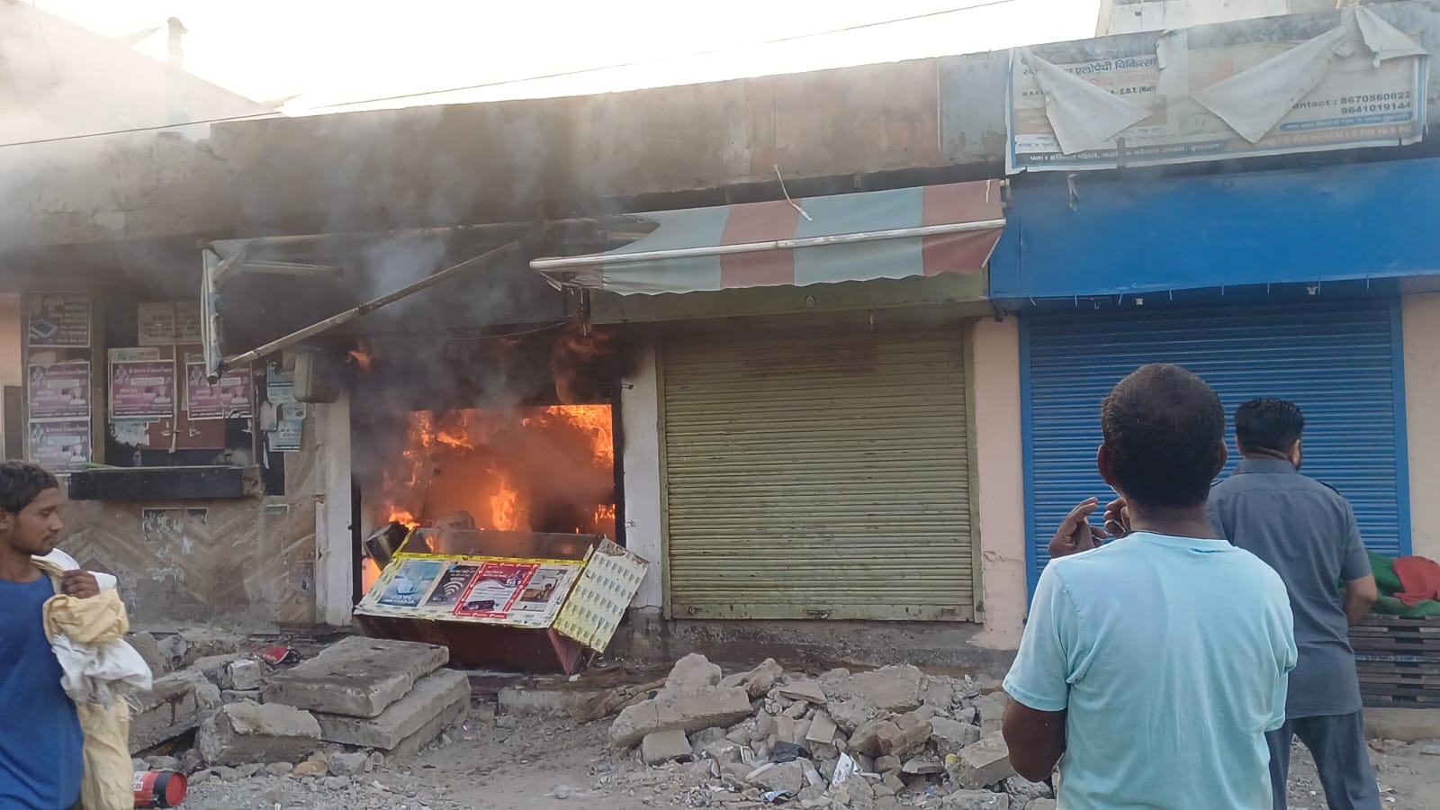 शॉर्ट सर्किट से मोबाइल दुकान में लगी आग, लाखों का सामान जलकर राख