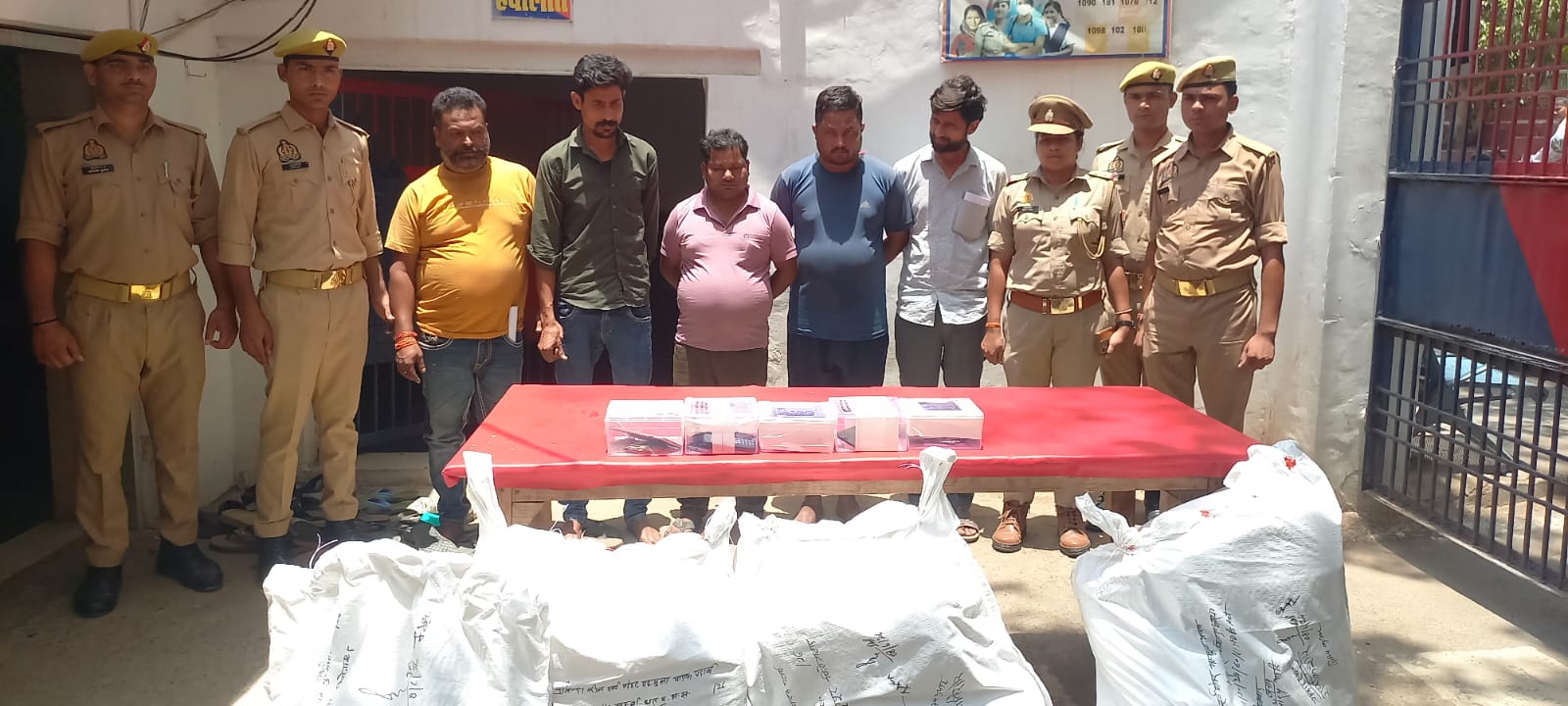 फिरोजाबाद पुलिस की बड़ी कार्रवाई, 70 लाख रुपये का गांजा बरामद, पांच तस्कर गिरफ्तार