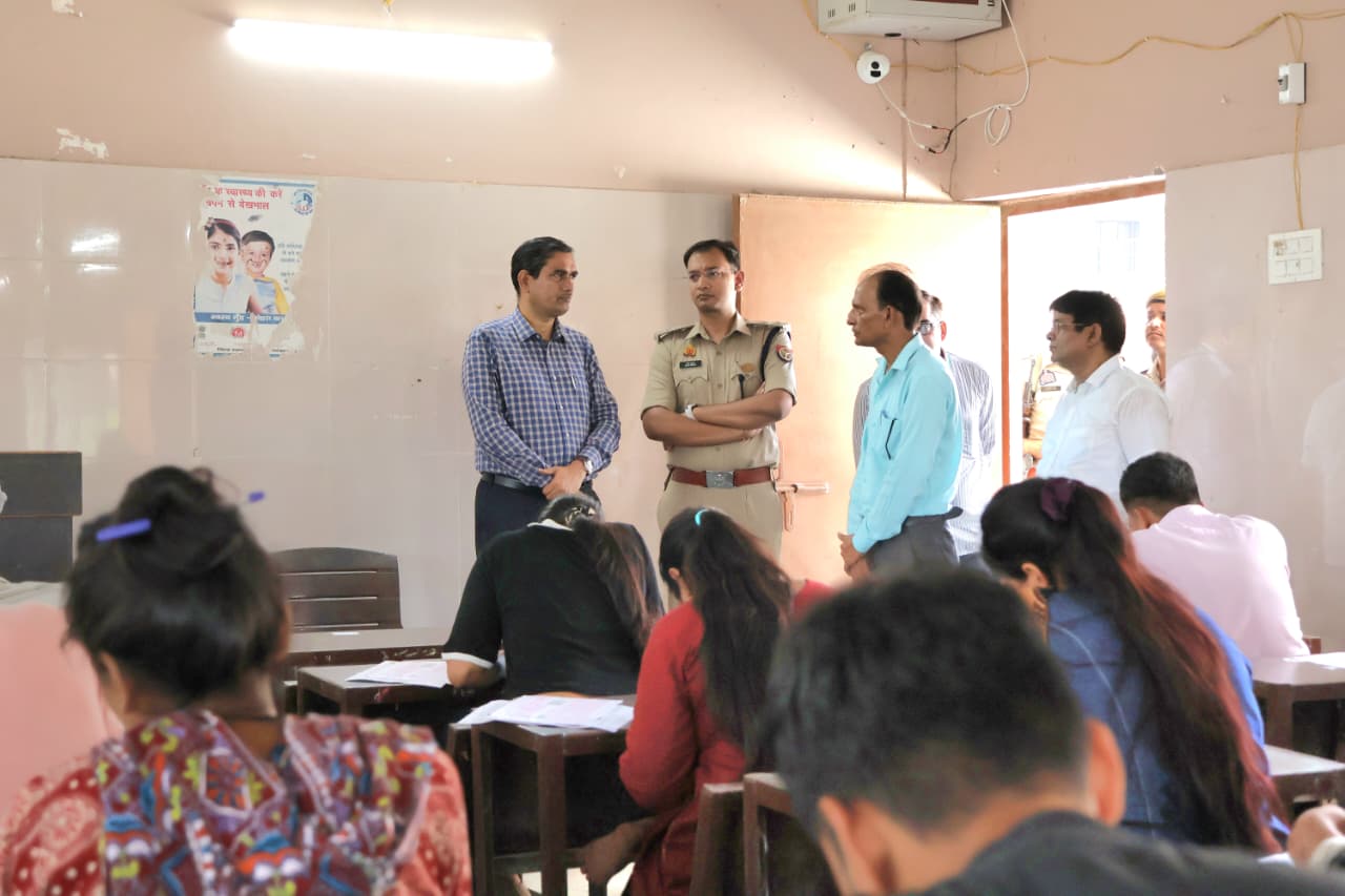 पुलिस भर्ती परीक्षा केंद्रों का डीएम एसएसपी ने किया निरीक्षण