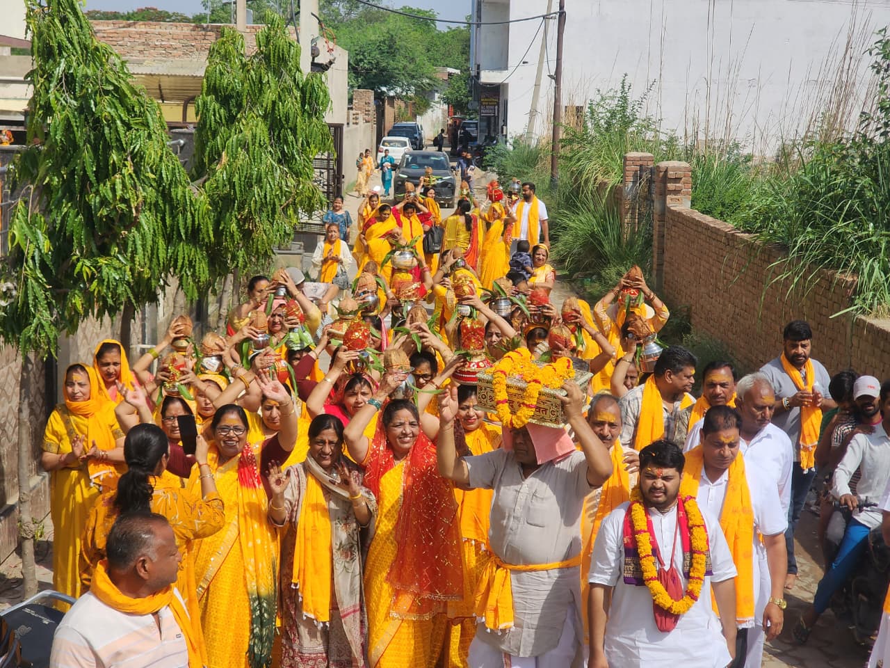 श्रीधाम गोवर्धन में श्रीमद्भागवत कथा का शुभारंभ, पीले वस्त्रों में सजी महिलाओं ने निकाली कलश यात्रा