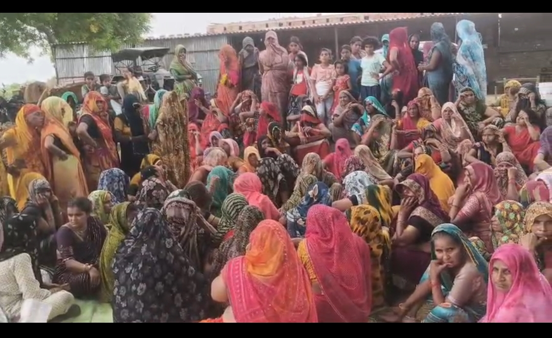टीनशेड में उतरे करंट से महिला और युवक की मौत, गांव में मचा कोहराम
