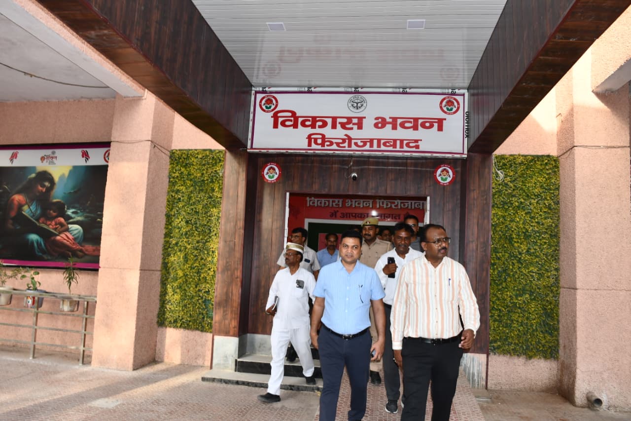 जिलाधिकारी द्वारा विकास भवन का औचक निरीक्षणः शिकायतों के जमीनी हकीकत की ली जानकारी, लापरवाही पर जताई नाराजगी