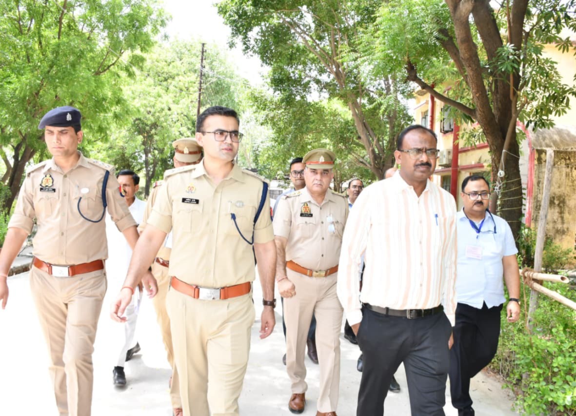 पुलिस भर्ती परीक्षा को लेकर डीएम-एसएसपी ने किया परीक्षा केंद्रों का निरीक्षण