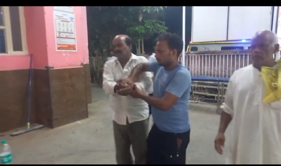 शराब के लिए रुपये न देने पर किसान पर फायरिंग का आरोप, बाल-बाल बची जान