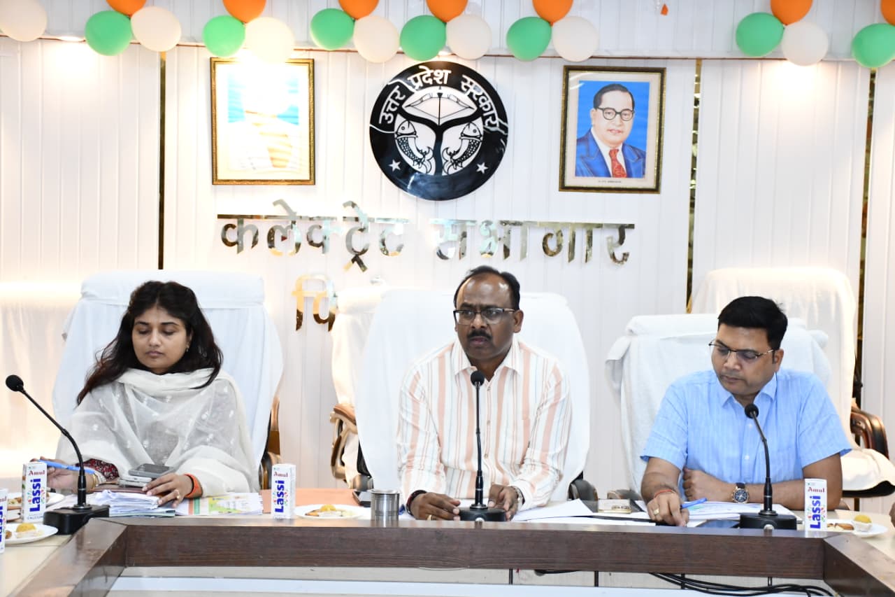 मंदिरों में प्लास्टिक पॉलीथिन में प्रसाद पर लगेगा प्रतिबंध, डीएम ने दिए सख्त निर्देश