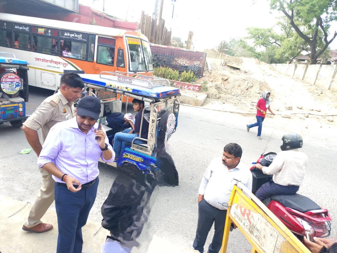 मथुरा में यातायात व्यवस्था सुधारने के लिए सड़क पर उतरे नगर मजिस्ट्रेट, किया स्थलीय निरीक्षण