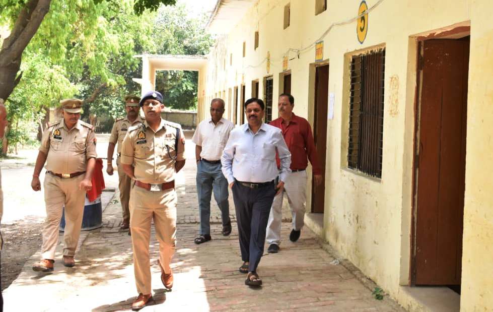 जिलाधिकारी ने परीक्षा केन्द्रों का स्थलीय भ्रमण कर परीक्षा की स्थिति का जायजा लिया