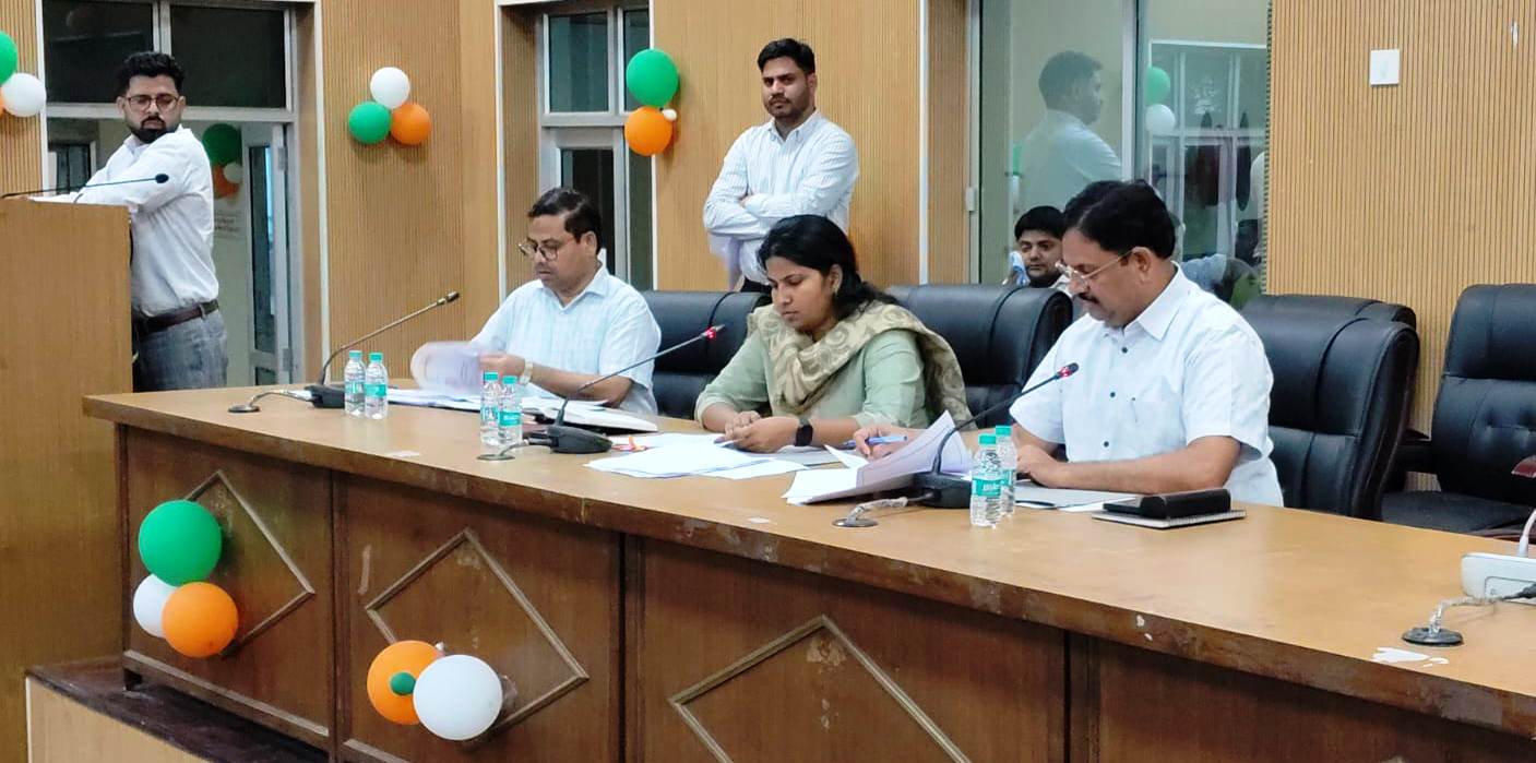 जिलाधिकारी डॉ. इंद्रमणि त्रिपाठी ने जिला उद्योग प्रोत्साहन एवं उद्यमिता, खादी ग्रामोद्योग, राष्ट्रीय ग्रामीण आजीविका मिशन